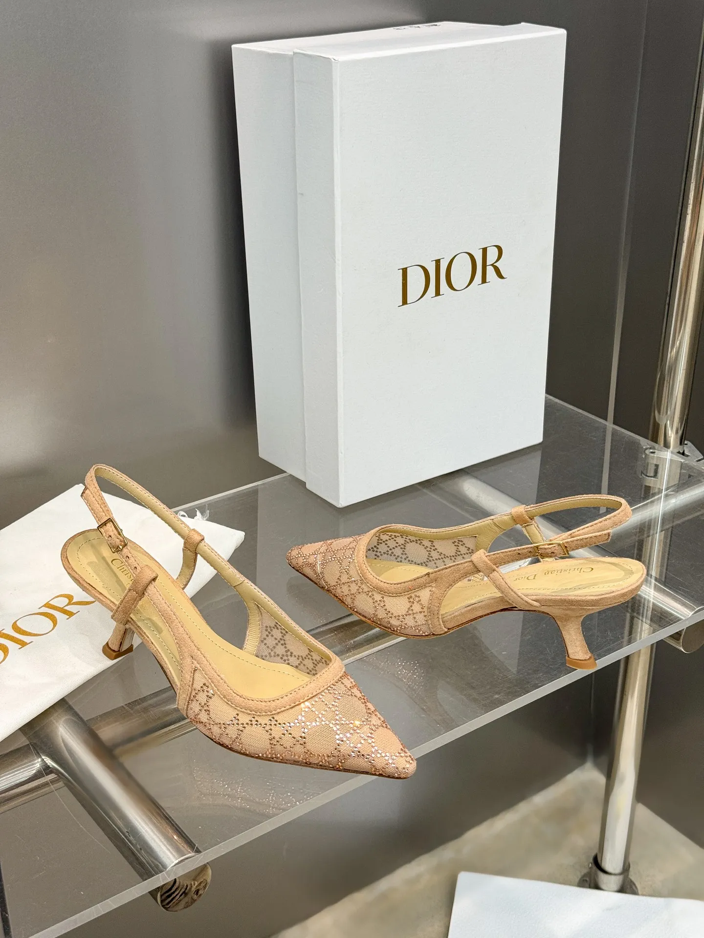 👟👟Ex-factory price 580👟👟 Dior 2025 spring and summer catwalk new style bling...bling...crystal shoes Capture series high-heeled women's shoes Star-same rhinestone square toe cannage pattern cat heel slip-on sandals The top high-end version on the market Exclusive sale Material: Original custom mesh inlaid with hot Australian rhinestones + water-dyed sheepskin feet + original molded hardware buckles + Italian leather outsole Heel height: 6.5CM/9.5CM size: 34-43 (34.40.41.42.43. Customized, non-refundable)